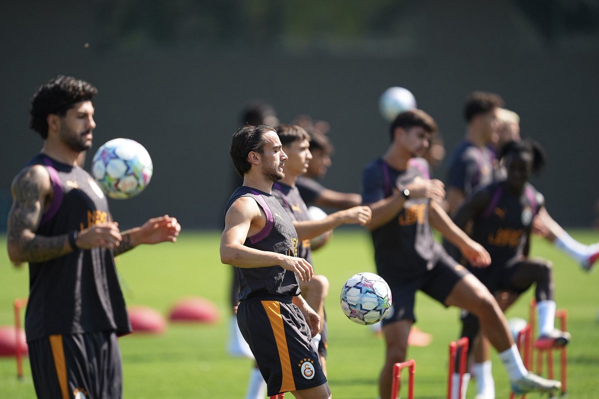 GalatasaraySK's tweet photo. Günaydın #Galatasaray Ailesi https://t.co/sjkKVtFZgf