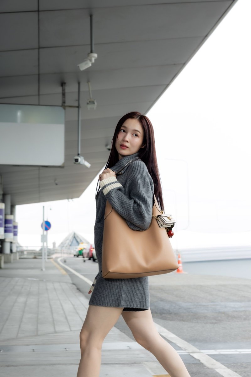 EverydaynewsTH's tweet photo. ส่องแอร์พอร์ตลุคของ "เลิฟ-ภัทรานิษฐ์" เตรียมบินลัดฟ้าสู่นครนิวยอร์กเพื่อร่วมชมแฟชั่นโชว์ Coach Spring 2027 ที่จะจัดขึ้นในวันที่ 10 กันยายนนี้ เวลา 6.30 น. ตามเวลาประเทศไทย✈️✨

#EVERYDAYth
#loverrukk #CoachNY
#CoachSpring27 #NYFW #PacificaGroup https://t.co/11QJHoYwxA