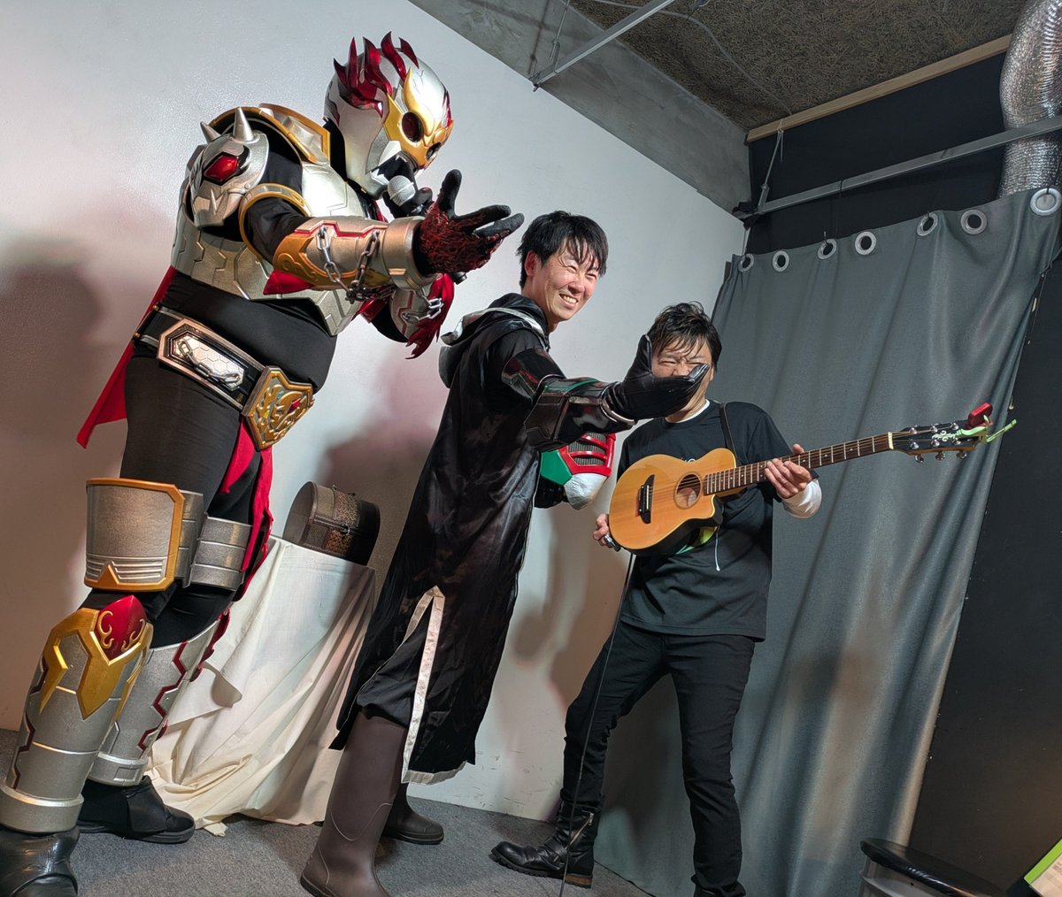 niwataros's tweet photo. サプライズ登場したユウゴさん、最初ゲキダイヴァー変身しようとするも妨害されて出来ずという場面があって。
正直このステージでゲキダイヴァーはスペース的に無理なのではと無用の心配をするなどした(いや見たくもあった)
#696live https://t.co/Nk74IC0nmi