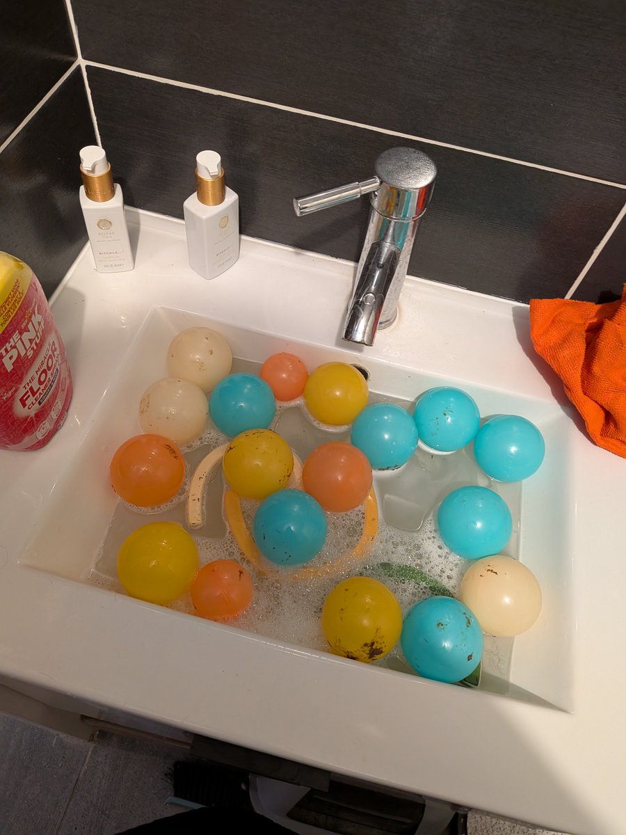 IDEpuisee's tweet photo. on baise on baise et un jour on se retrouve à devoir affronter à mains nues un caca débordant dans la piscine à boules, supplément 7h du mat. https://t.co/QD8h9Uu6T0