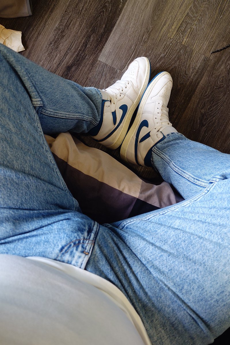 CurwenSimon's tweet photo. #ootd #nike #air #Jordan1midover over #whitenike #drifit #socks
#calvinkleinjeans with a #calvinklein #tshirt
What's your think? #white #socks, #Sneakers or #jeansbulge. https://t.co/EYO18seo11