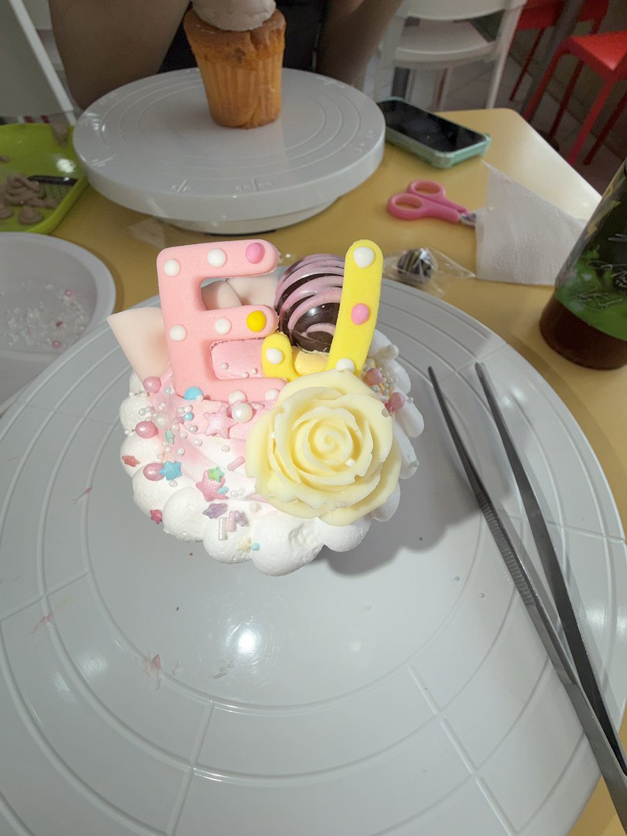 hakuiiee's tweet photo. 생일 잼컨: 트친들이랑 컵케이크 만들기 https://t.co/FoH1q7WARH