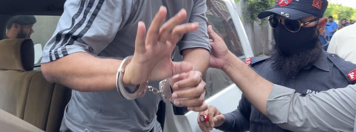 AzazSyed's tweet photo. 🚨 🚨 
سینئر صحافی بلال غوری کو اسلام آباد کے سینیر سول جج ملک امان کی عدالت میں پیش کردیا گیا ۔ بلال غوری کے ہاتھ پر ہتھکڑی تھی مگر وہ اطمینان سے مسکراتے ہوئے عدالت میں آئے 
#journalistinchains #mediainchains https://t.co/CuG8WjKaGl