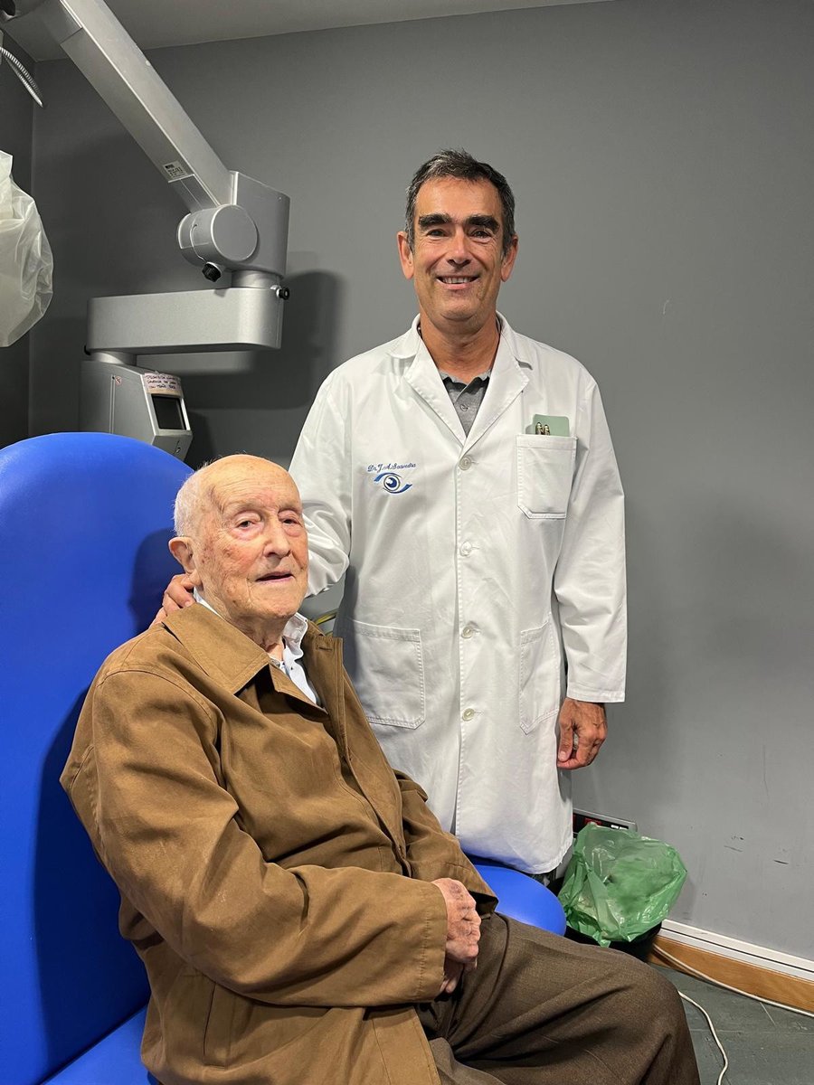 centrodeojoslc's tweet photo. Con 100 años, Tomas Notarios nos demuestra que cuidar la salud no tiene edad. ¡Un orgullo acompañarlo en sus revisiones en el Centro de Ojos de La Coruña!
#centrodeojoslc #oftalmologia #oftalmologiacoruña #coruña #saludvisual https://t.co/rrBuWyZBBJ