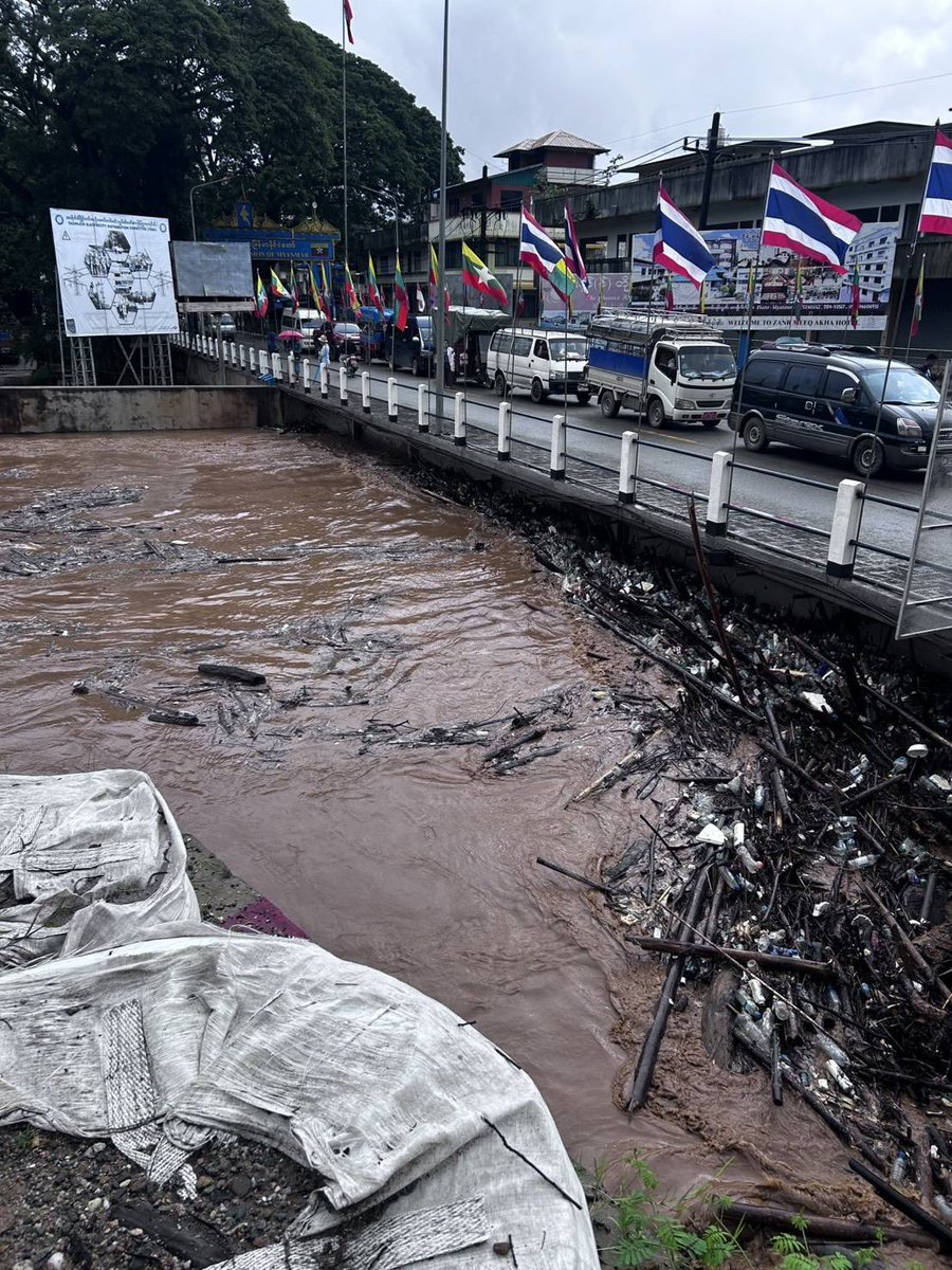 aim_theerarat's tweet photo. ปภ.เชียงราย ประกาศเตือนน้ำขึ้นที่แม่สาย จากฝนตกหนักฝั่งพม่าและไทย จนท.เข้าเคลียร์ไม้ที่มากับน้ำ ขีดขวางบริเวณสะพานมิตรภาพที่ 1 ขณะนี้ระดับน้ำสูงทรงตัว ยังต้องเฝ้าระวังใกล้ชิด และปฏิบัติตามคำเตือนของ จนท. ยกของขึ้นที่สูง จอดรถในที่ปลอดภัย ด้วยความห่วงใยจาก
#รองนายกยศชนัน 
#พี่อิ่ม https://t.co/4rL0fsAYDL