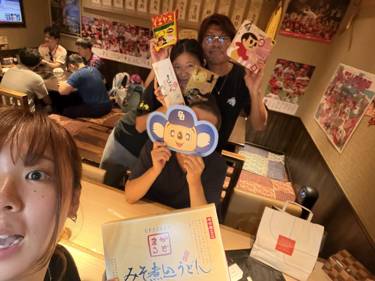 zassouan's tweet photo. 雑草庵ですー！
このあいだ、常連さまにお土産を沢山頂きました🥳🥳
ありがとうございます💪

本日あいにくの雨ですが、5時から元気に営業です🎶お待ちしてます☝️ https://t.co/qXjuALplCa
