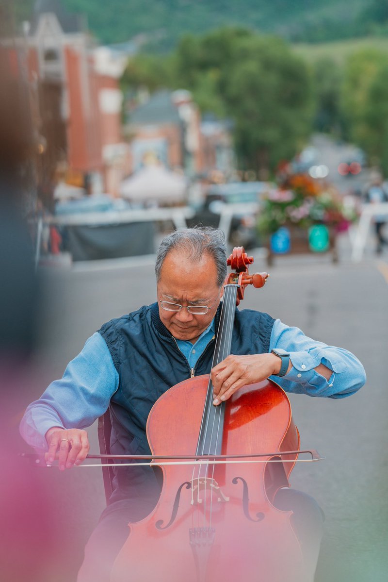 VisitTelluride's tweet photo. Yo-Yo Ma on Main 🤌🏻

📸: @PalmaCaruso https://t.co/cU9vMtd6fD