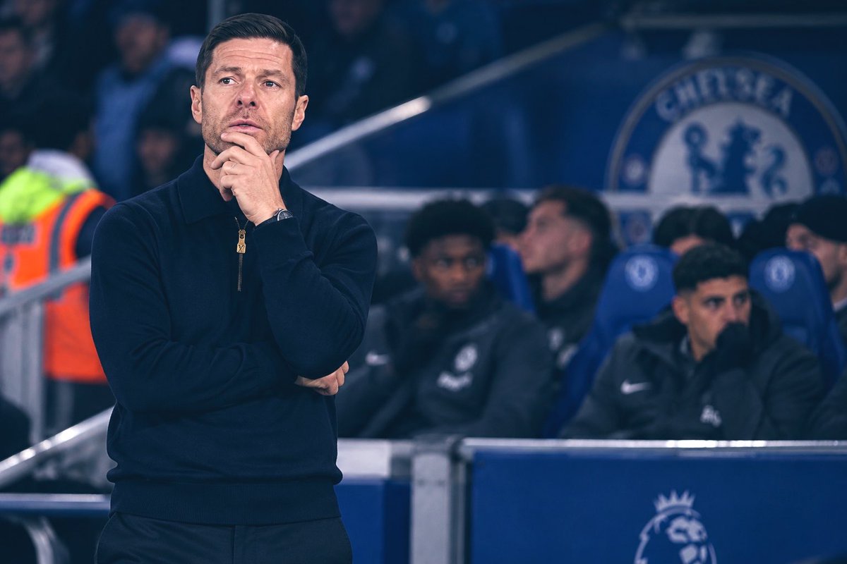 ChelseaFC_es's tweet photo. 🚨 HOY TAMBIÉN HAY QUE HABLAR DE XABI ALONSO.

Perder 2-1 en el Emirates no es para encender alarmas. Chelsea compitió. El planteamiento inicial tenía argumentos.
Pero las decisiones posteriores sí dejan preguntas.
🔹 Sin Caicedo, James + Lavia tenía sentido. 🔹 Pero perdiendo 2-1, Xabi terminó con Reece James + Malo Gusto en mediocampo mientras Barco seguía en el banquillo, incluso teniendo a Reggie Watson.   🔹 Quenda no jugó un minuto. 🔹 Estevão entró hasta el 81'… y aun así estuvo a una parada espectacular de Raya de empatarlo. 🔹 Neto tuvo peligro y pegó al poste, pero nuevamente recibió 81 minutos pese a todas las alternativas ofensivas. 🔹 Y Palmer, cuando no está teniendo su día, tampoco debería ser intocable.

No se trata de destruir a Xabi por una derrota. Se trata de preguntarnos algo:

¿De qué sirve tener una plantilla llena de talento y juventud si, cuando el partido exige cambiarlo, seguimos eligiendo la opción más conservadora? 🔵