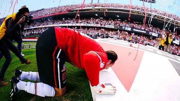somosaopaulinos's tweet photo. 15 anos do jogo 1000 de Rogério Ceni com a camisa do São Paulo.

Tricolor venceu o Atlético-MG por 2x1 e, após o jogo, ele foi beijar o escudo do clube ❤️ https://t.co/iuKpuO1CY9