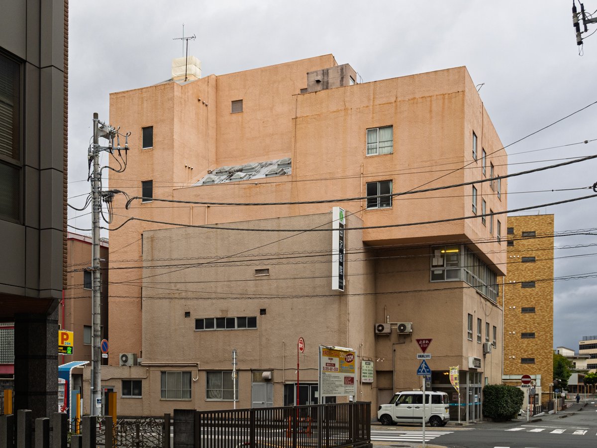 hachim088's tweet photo. 昨日の朝、沼津のまちを散歩していたときに出会った病院が、とてもかっこよかった。ぼんやり鑑賞していたら、待ち合わせ時間に遅刻しそうになった。（間に合った） https://t.co/fIz8OhJJu8
