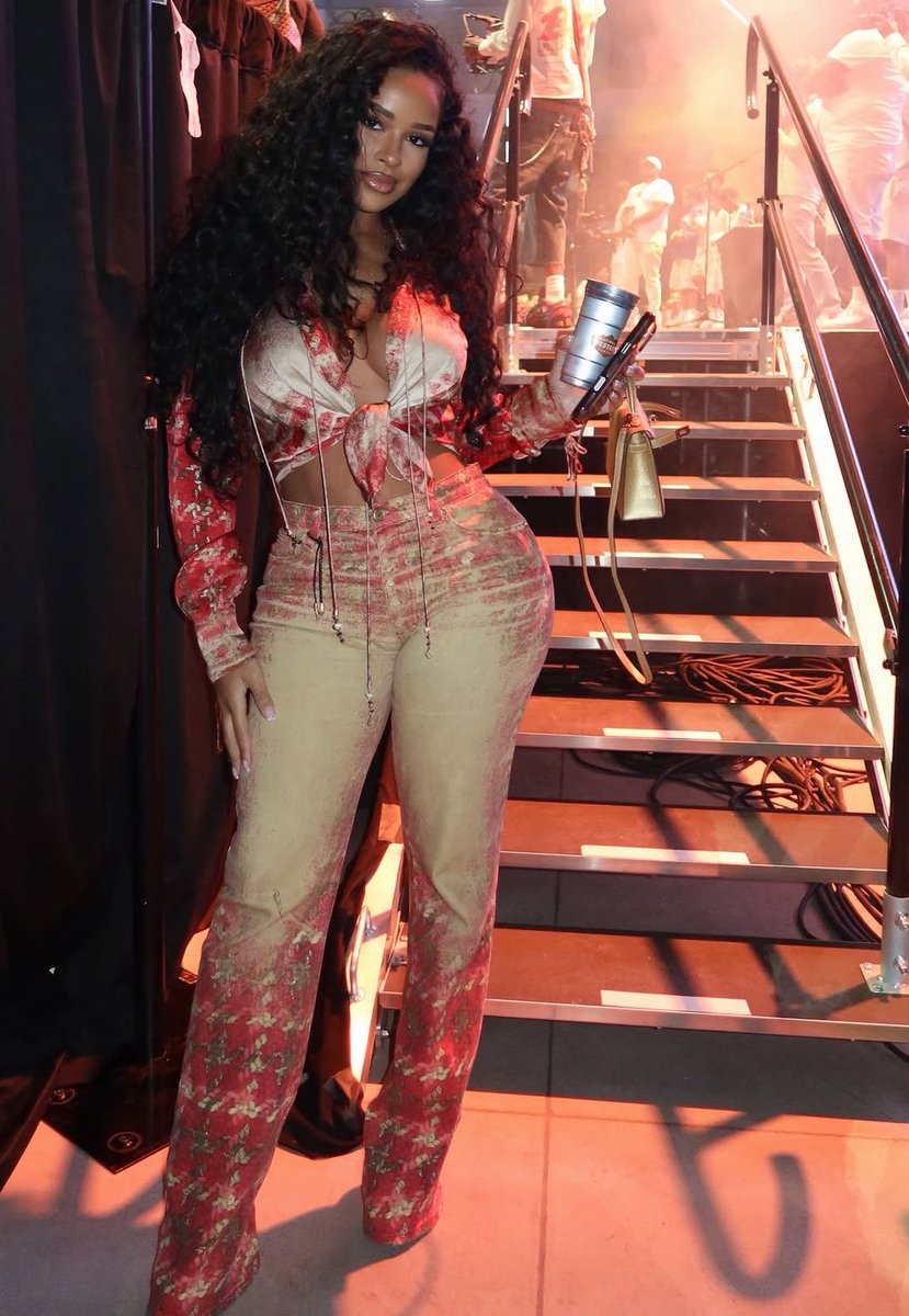 SunnyBanks_'s tweet photo. Taina with a fire look 😍🔥 https://t.co/WzAGig7Uc1
