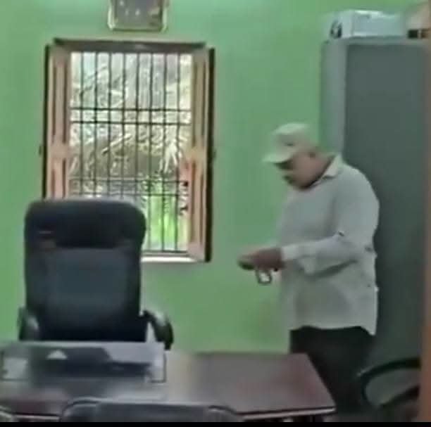 yadav_brig42080's tweet photo. इस कुर्सी पर पहले एक ओबीसी निषाद जाति के प्रधानाध्यापक बैठते थे, अब उनका रिटायरमेंट हो गया, उनकी जगह पर सुवर्ण समुदाय के ज्ञान प्रकाश आए, 

आते ही उन्होंने पहले मंत्रोच्चार के साथ गंगाजल से ऑफिस और कुर्सी का शुद्धिकरण किया, 🔥🔥

जातिवाद रग रग में भरा है मनुवादियों के, घटना बिहार के मुजफ्फरपुर की ।