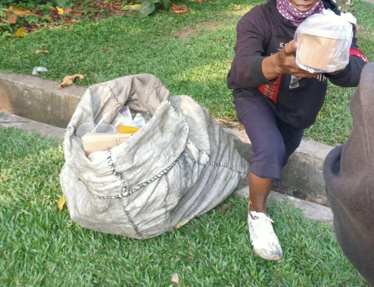 EndangAlfarizy's tweet photo. Bismillah. Allah mudahkan segala doa dan ikhtiar..

Silahkan yu larisin gabin aneka rasa dan paket nasi untuk jumat berkahnya, perpaket 15ribu udah sama gabin+air minum
Yang mau nitip dibagikan didokumentasikan

Yu diorder masih pada kosong..
Berapapun bisa tanpa minimal👍 https://t.co/0j0mN9fiZg