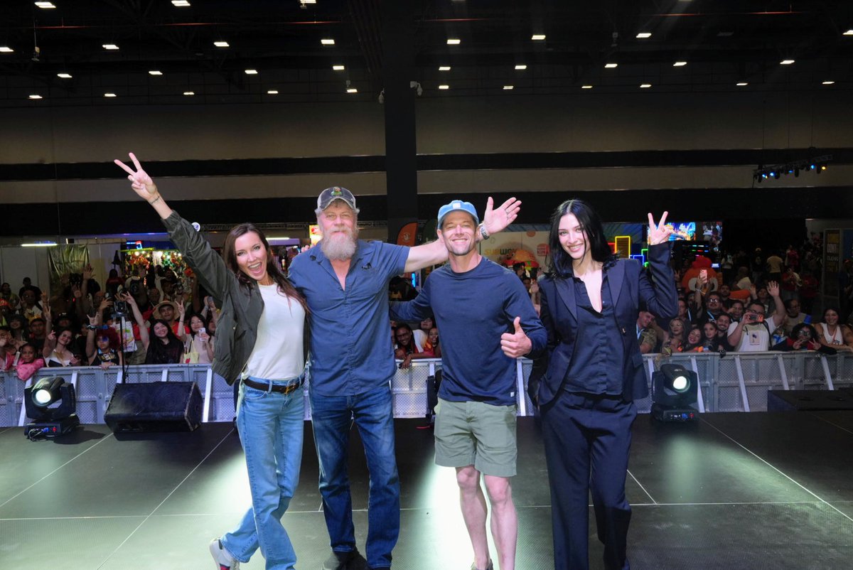 ComicConPanama's tweet photo. ¡Lera Abova llegó a la tarima de Comic Con Panamá!

La actriz que da vida a Nico Robin en el live-action de One Piece compartió con todos sus fans, hablando sobre su experiencia en la serie y regalándonos momentos increíbles. 🏴‍☠️✨ https://t.co/va5W4tsgK3