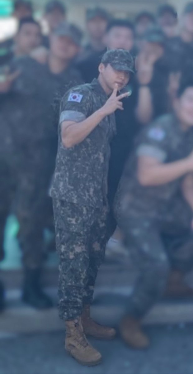 jungswni_'s tweet photo. พี่ทหารตัวใหญ่มาก🚰·̫🚰 https://t.co/DiH209zzTP