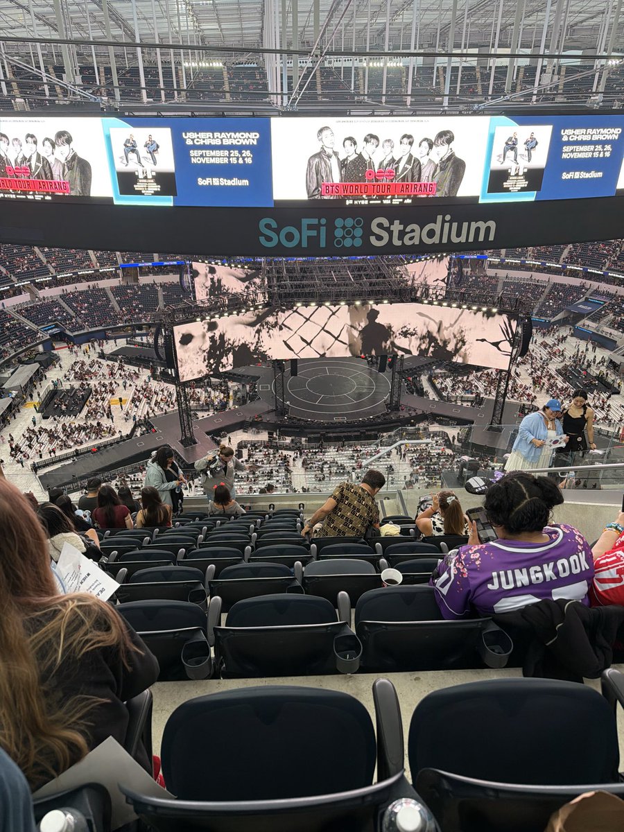 SpottedFroufrou's tweet photo. My cousin and her husband + their extended family are attending D4. So exciting! She sent me this pic. #BTS_WORLDTOUR_ARİRANG_LA https://t.co/gf5ve92N6p