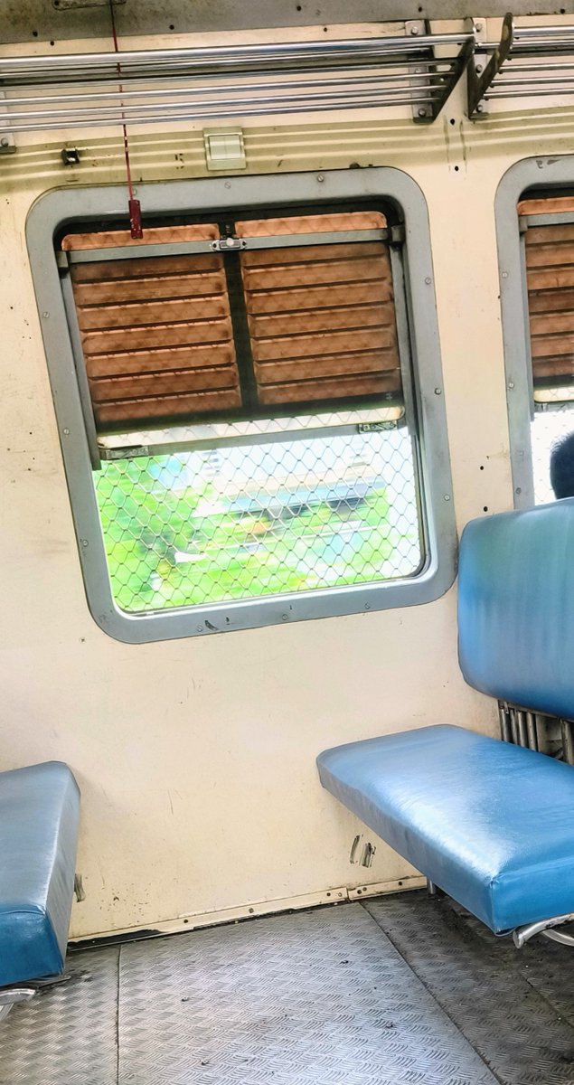 Agnoup's tweet photo. The week begins. I stretch myself to catch the train in nick of time. 4 mins delay & I am able to make it. Slight drizzle & wet road slowed me bu still took my breath away. Noone is interested in bonus offer. Seats running vacant 🤭.
#Officecommute https://t.co/mj9hG7nNnG