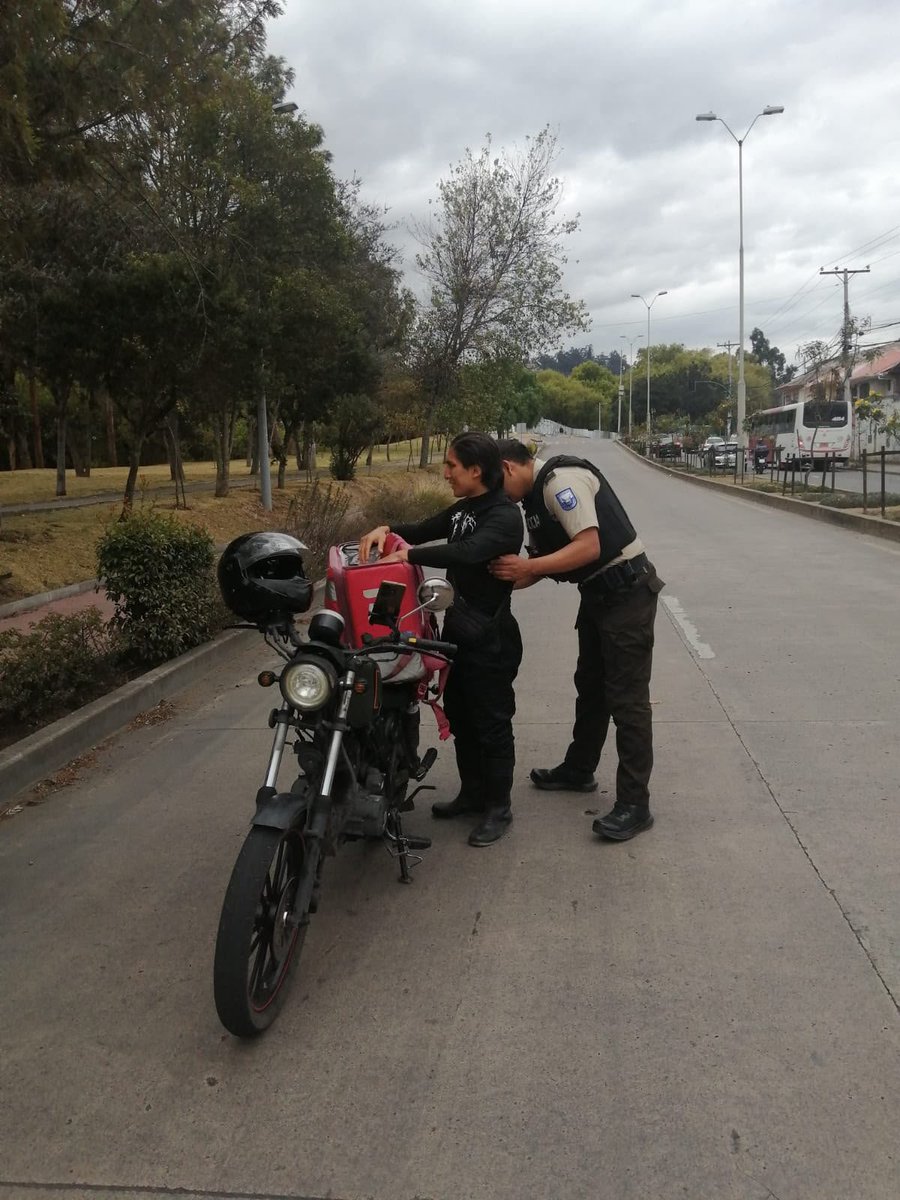 xbermudezlec's tweet photo. Durante la jornada de este 6 de septiembre la @PoliciaEcZona6 desplegó acciones preventivas y operativas en el Distrito #CuencaSur.
Acciones:
✅ 4 operativos en ejes viales
✅ 3 operativos antidrogas
✅ 3 operativos Convoy
✅ 1 operativo Perseo
✅ 1 operativo Circuito Sucre
✅ 10 auxilios atendidos
✅ 100 personas registradas
✅ 90 vehículos y 25 motocicletas registrados
✅ 2 aprehensiones por violencia intrafamiliar
✅ 1 detención por boleta de auxilio
Además, se mantuvo presencia policial en eventos deportivos, festividades parroquiales y actividades comunitarias en el Estadio Alejandro Serrano Aguilar, Baños y Quingeo, así como controles Check Point en el sector El Tamarindo.
Seguimos trabajando en territorio, cerca de nuestra gente.