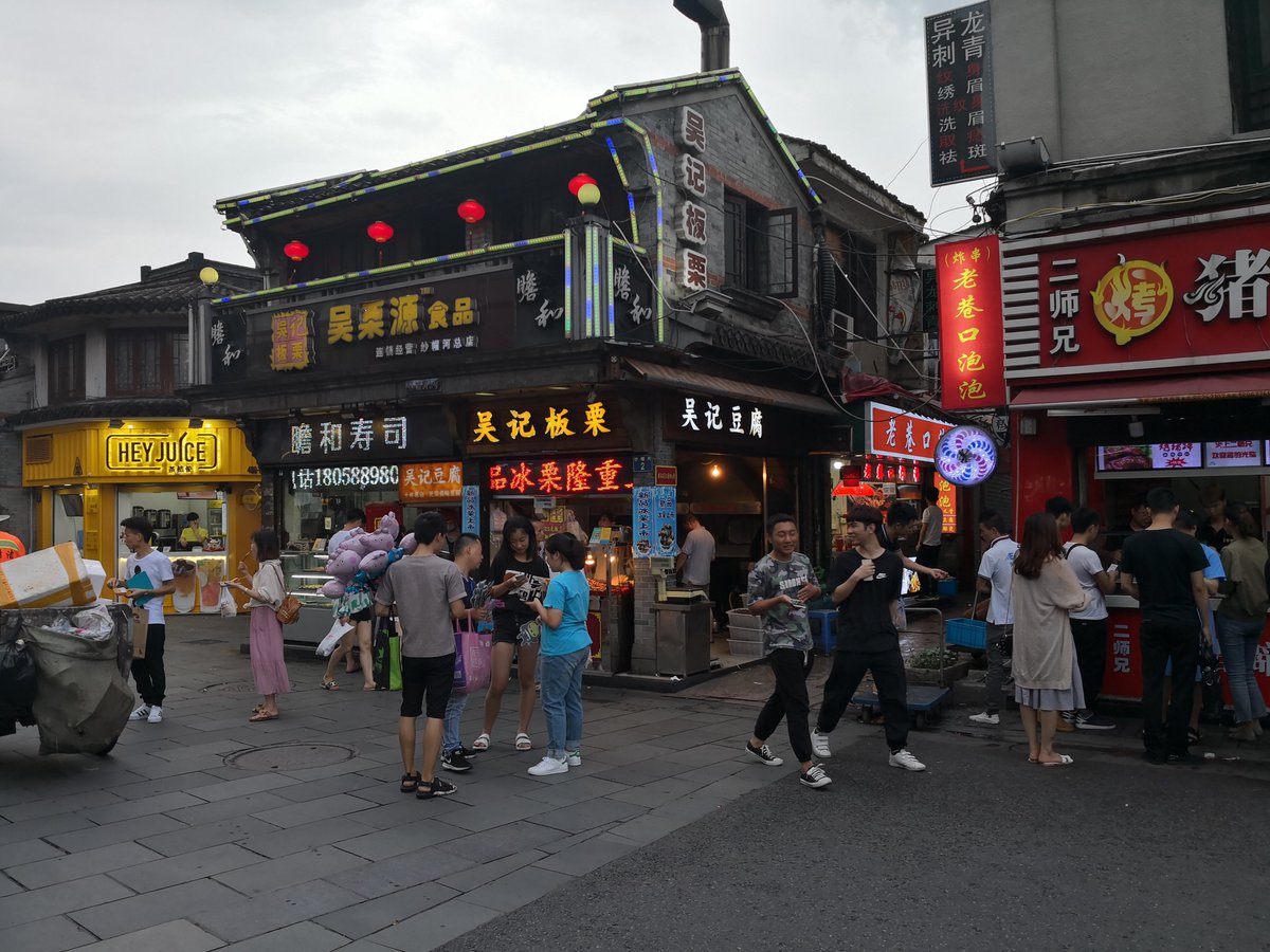 Pupuilill99's tweet photo. 晚饭后挽着他逛巷口，他悄悄把手里的热糖炒栗子剥好塞我口袋，指尖还带着刚抓栗子的余温。 https://t.co/d3eIdQWjDW