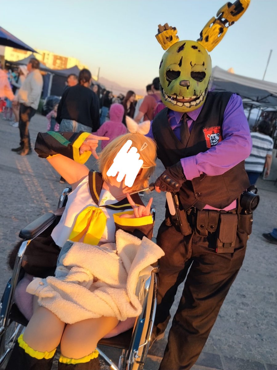 HitomeDraw's tweet photo. Estuvo super entretenido! Les dejo unas fotitos del cosplay y de fotitos con otros cosplayers 🌷 https://t.co/EeRz7AjnFT