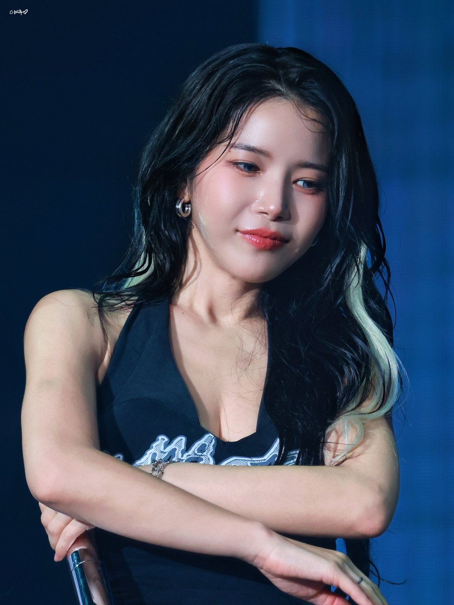 0o0_4x4ever's tweet photo. 260621 마마무 콘서트 4WARD in Seoul
#용용하면죽겠지 #yongyongdie 
#마마무 #솔라 
#MAMAMOO #SOLAR https://t.co/PIEQQNQUat