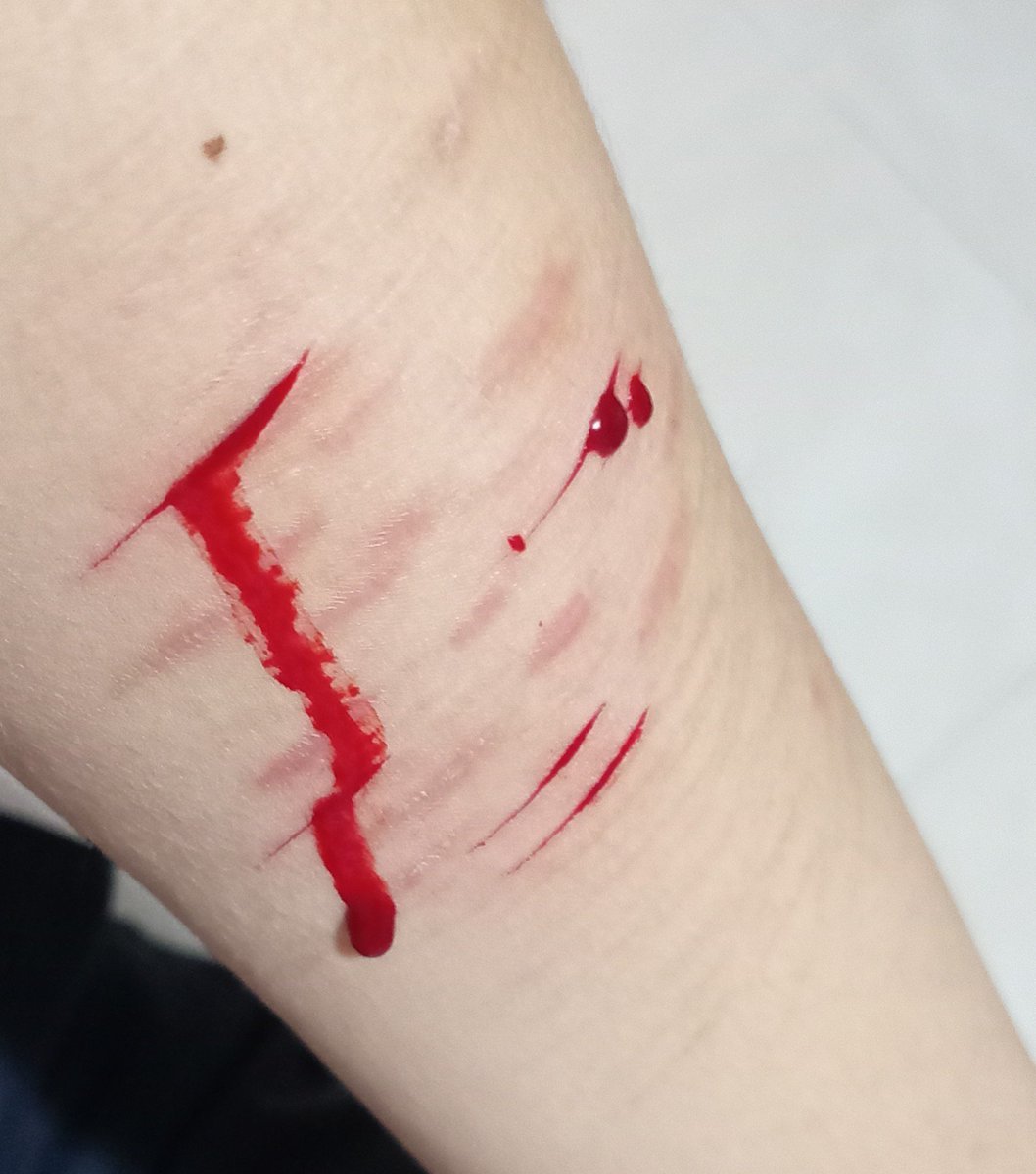 evaniscrazy's tweet photo. So tiny I love this sfx make up for Halloween I think im good at sfx make up for Halloween this is all fake and sfx make up for Halloween!
#slittwt https://t.co/ssHYyziJCe