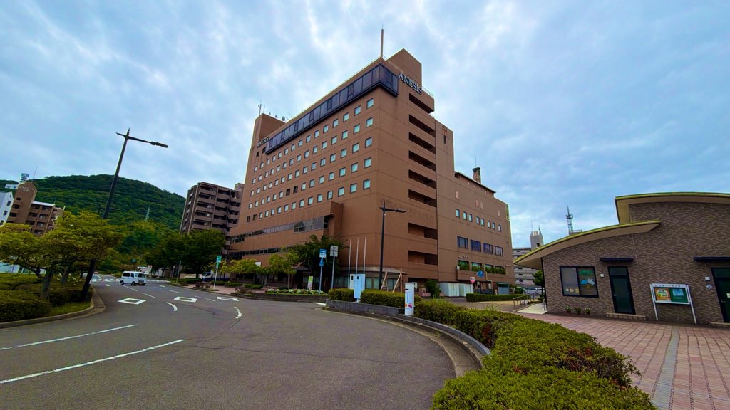 norimonotrip's tweet photo. てことで、今回の宿は宇多津駅の目の前にあるホテルアネシス瀬戸大橋でした。
日曜宿泊ということで、シングルではなくダブルルームを選択。

今回の部屋からは瀬戸大橋と宇多津・坂出方面の街が見え、ゆったりした1泊でした。

まあ、ちょっと古い感じでしたが。 https://t.co/iSdsKyN1ic
