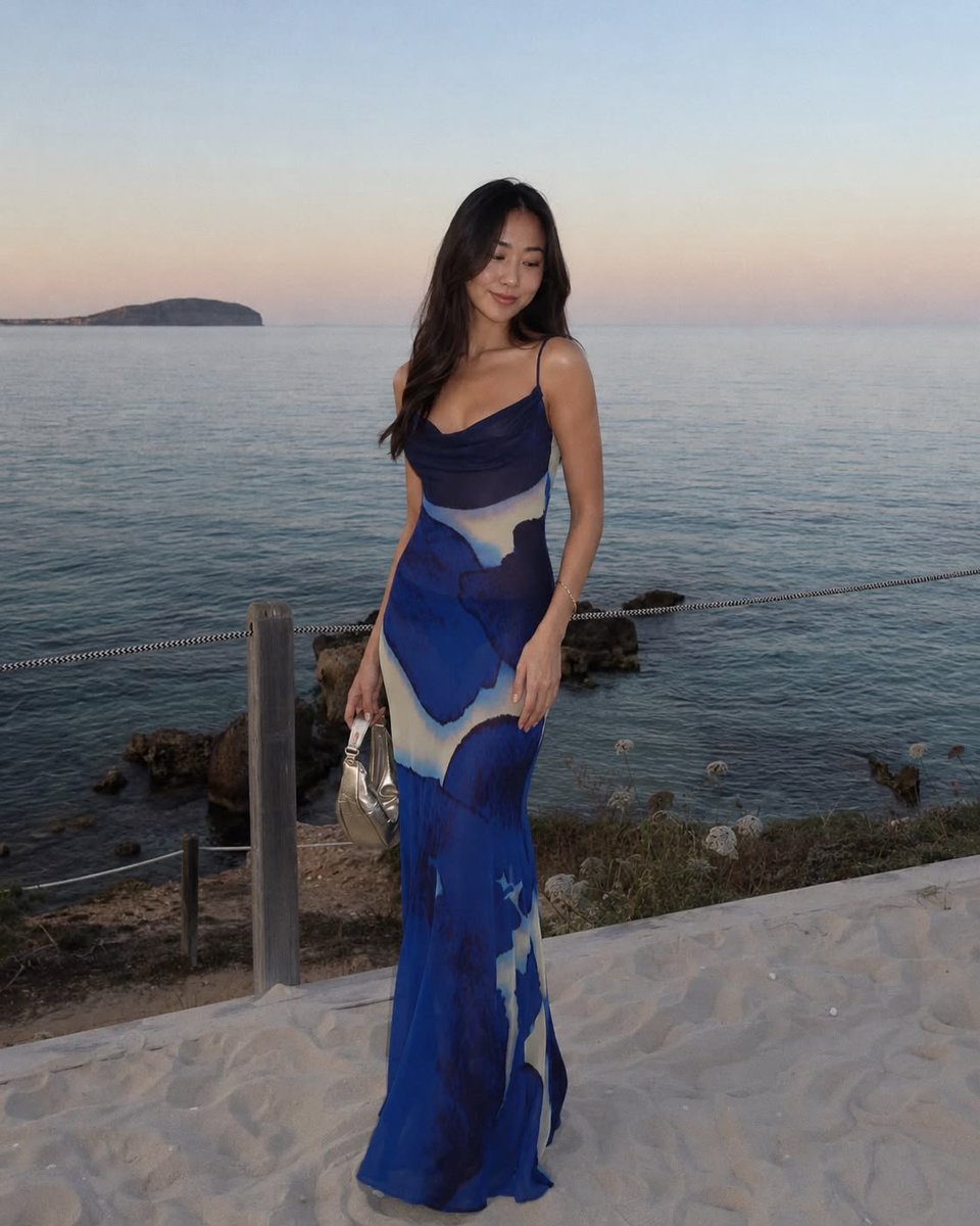 vogueishgirl's tweet photo. the perfect blue dress https://t.co/C1IBYtHkyw
