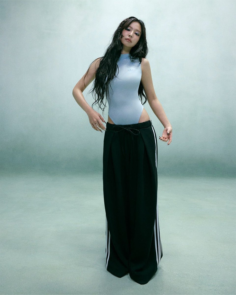 maibogs's tweet photo. ILLIT's Yunah showed off to her fans that she bought Jennie's Adidas pants.

- I bought the same pants as Jennie unnie from Adidas, you know~~????
- They look so pretty. Wear them too, so we can have matching couple outfits
- Ah, Jennie sunbaenim...
- I think I've gotten way too comfortable hanging out with the girls lately
- I just really wanted to call her Jennie unnie, ahhhhh!
- This is a secret, okay... sob sob