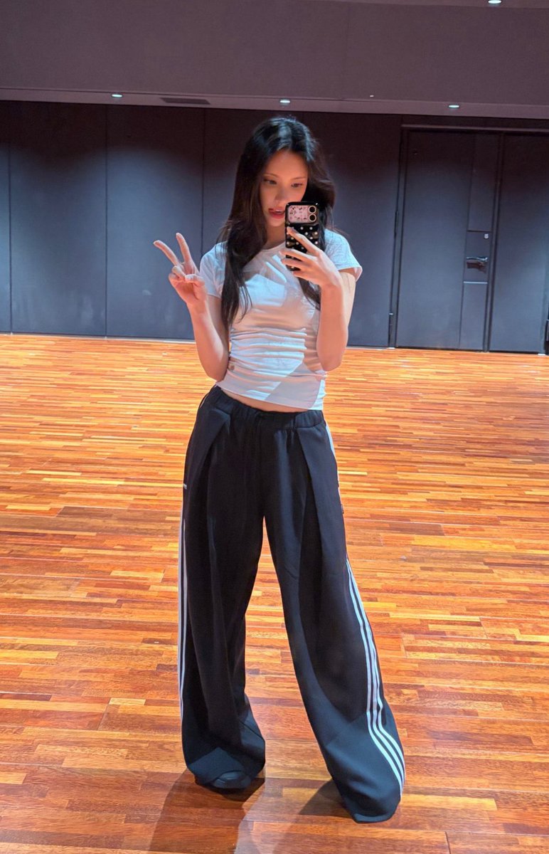 maibogs's tweet photo. ILLIT's Yunah showed off to her fans that she bought Jennie's Adidas pants.

- I bought the same pants as Jennie unnie from Adidas, you know~~????
- They look so pretty. Wear them too, so we can have matching couple outfits
- Ah, Jennie sunbaenim...
- I think I've gotten way too comfortable hanging out with the girls lately
- I just really wanted to call her Jennie unnie, ahhhhh!
- This is a secret, okay... sob sob