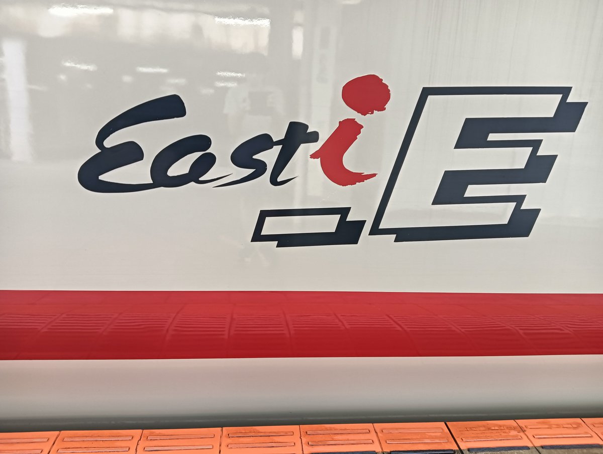 Mi_1266's tweet photo. 上野駅17番線に激レア車両⁉️
#鉄道 #電車 #上野 #Easti-E https://t.co/XpKj6jsoS9