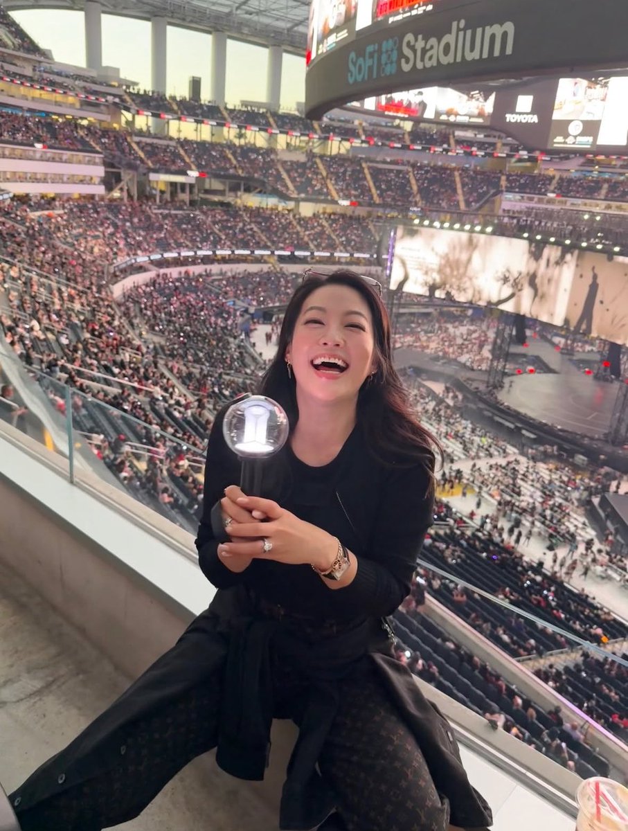 jolie_orchid's tweet photo. Arden Cho (voice of rumi from kpdh) was at the BTS la concert! https://t.co/O53Nk9XkSt