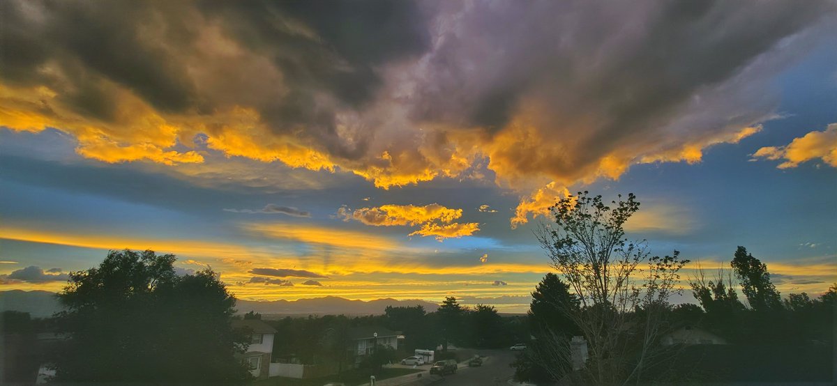 dannahyer's tweet photo. #beUtahful #sunset #utwx @NWSSaltLakeCity @ChaseThomason @Grallon @spunky_libra @AlanaBrophyWX @UtahBamaFan @brianwusa @DanPopeWeather @UtahWxMan https://t.co/VqZFc9AXr9