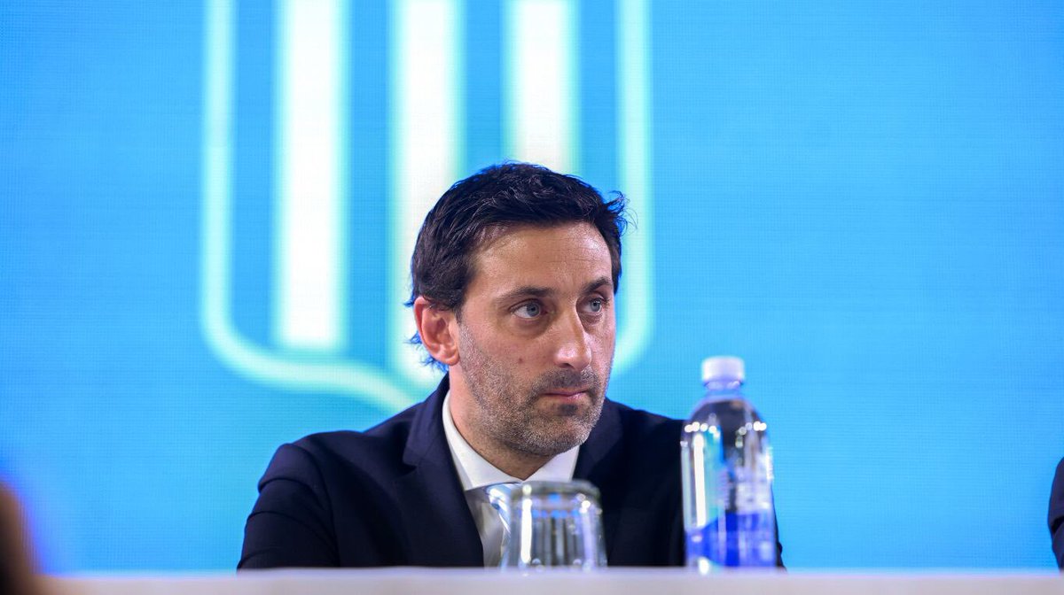NachoGenovart's tweet photo. Te distraen con una camiseta espantosa que nada tiene que ver con la identidad de Racing, acusan al periodismo de ensobrados y te hacen creer que el salto de calidad era “institucional”. 

Racing se desangra día a día, partido a partido. No hay rumbo. No hay ideas. No hay jerarquía. 

El único responsable de todo esto es el presidente Diego Milito. Y la gente hoy se lo hizo saber otra vez. Lo insultó en el final. 

Él eligió a Saja como mánager. Él vendió y compró. Él desarmó el plantel. Él rajó a Costas por la puerta de atrás un sábado a las 20 hs. Él contrató a Vojvoda, que está absolutamente perdido. 

Pese a que intenten maquillarlo, la situación es terminal. 

30/30 en la tabla. 

Crisis total.