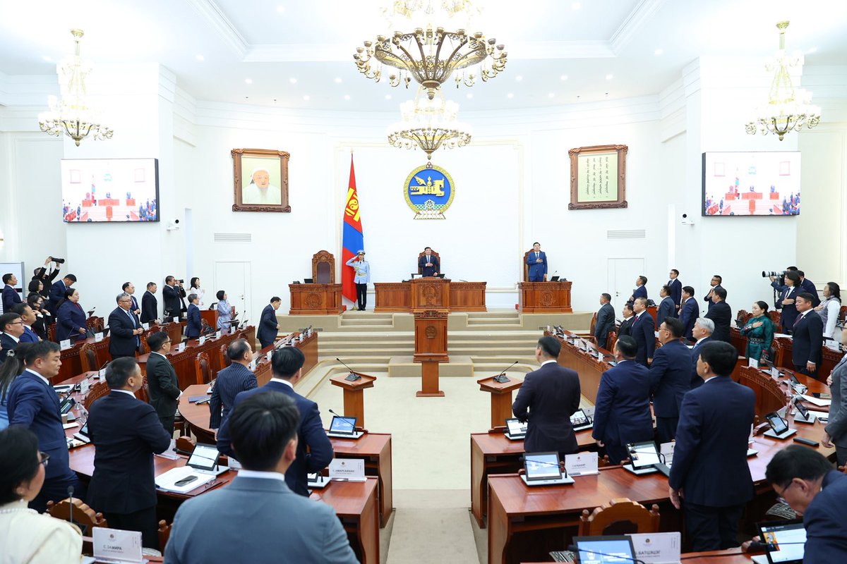 ParliamentMN's tweet photo. ✅Монгол Улсын Их Хурлын ээлжит бус чуулганыг нээж Улсын Их Хурлын дарга С.Бямбацогтын хэлсэн үг

🌐https://t.co/T5ZL4fFXrZ

#НээлттэйПарламент
#ТаныОролцооТаныХяналт https://t.co/27l32RHhx1