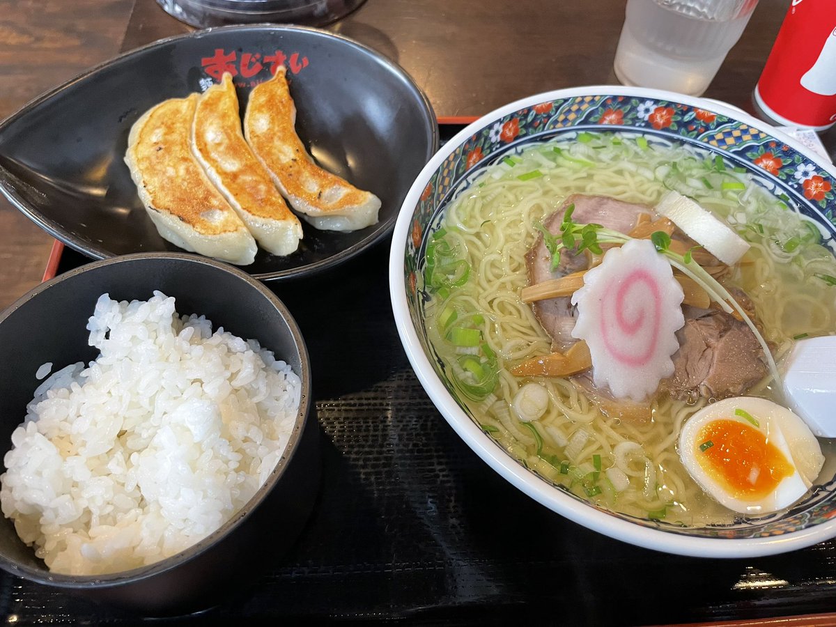 syantei's tweet photo. お昼はあじさいラーメン五稜郭本店
開店と同時に入ったらすぐ入れたけど、出てくる時にはこの状態 https://t.co/I0d1aobUmS