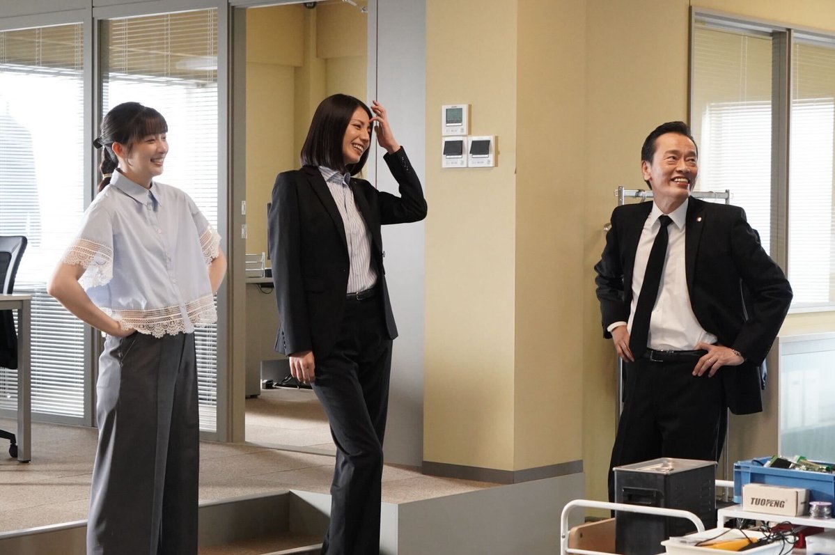daitsuiseki_ex's tweet photo. ＼オフショット／

【第8話】今夜9時放送
￣￣￣￣￣￣￣￣￣￣￣
撮影合間の一コマ
笑顔のお三方をパシャリ📸

第8話では
さやか(#足立梨花)に犯人の魔の手が迫る…
木沢(#伊藤淳史)は、この笑顔を護り抜けるか！？

【1～3話＆7話】はTVer・TELASAで見逃し配信中
🔗https://t.co/yrtOmNjmMF
🔗https://t.co/bGMp0H89iI

『#大追跡 〜警視庁ＳＳＢＣ強行犯係〜Season2』
放送まであと3時間！お楽しみに！🚨

#松下奈緒 #遠藤憲一