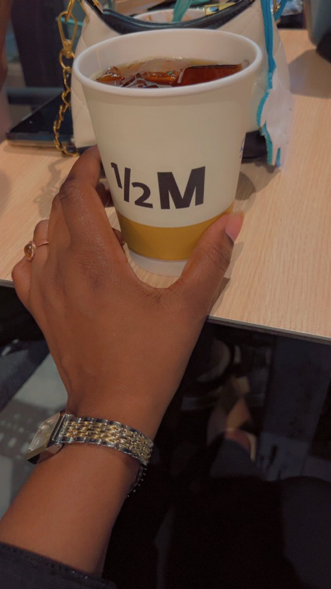 Mummy13344140's tweet photo. رغم أن لحظات القهوة متكررة احيانا 
 لكنها تعيد لنا روح الحياة  في كل مرة☕️
" الروتين الذي لا يُمل منه" 🤎 https://t.co/ebWPDB7ToM