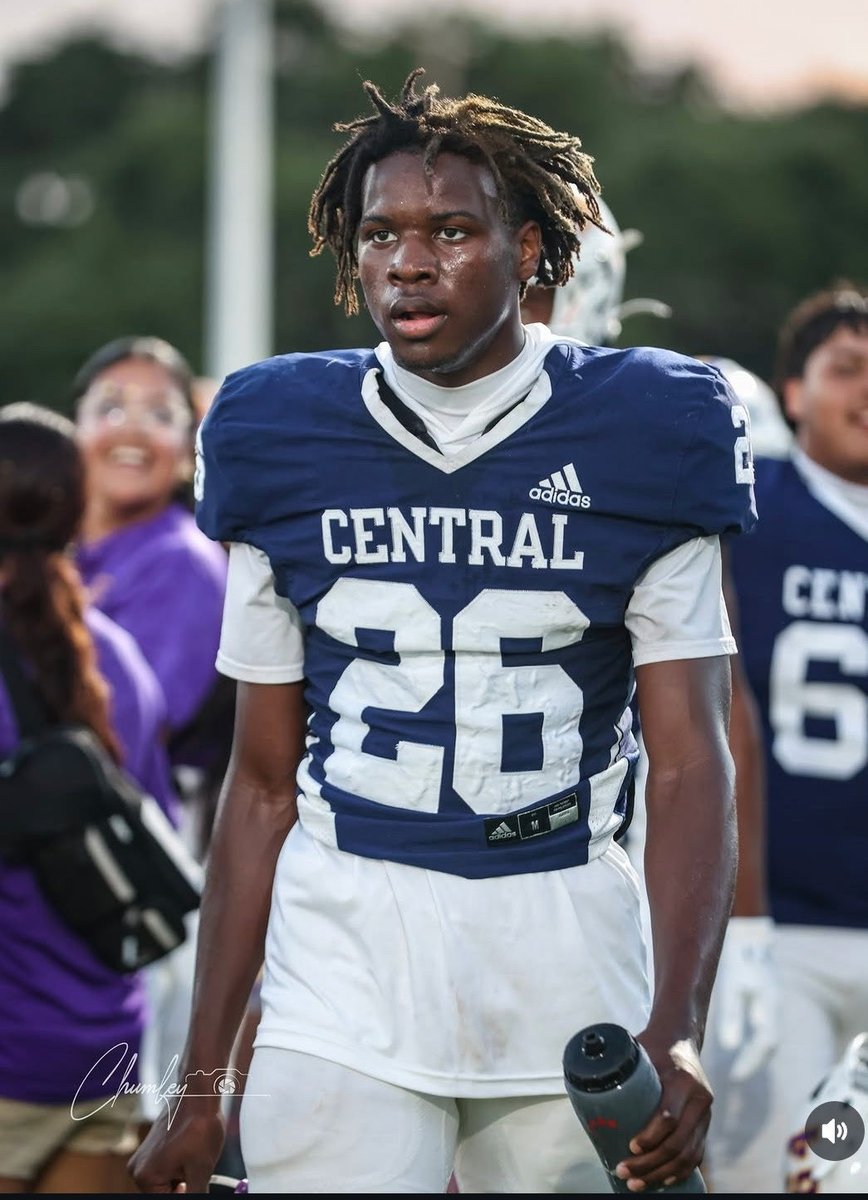 RodneyTippsll's tweet photo. Sophomore playing varsity football started playing on varsity level his freshman year as a running back https://t.co/ZhaBnoE4Xh