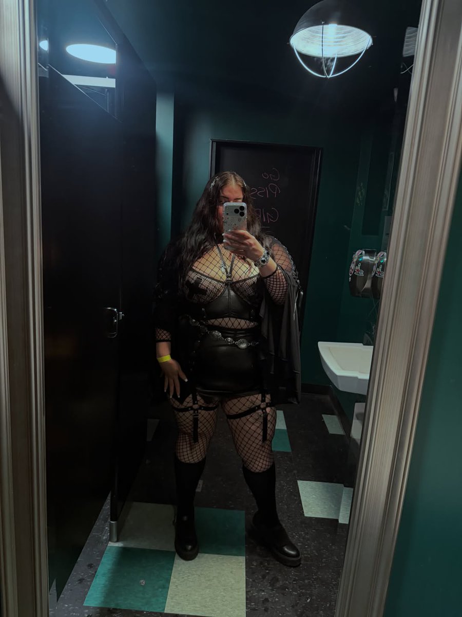 LeandraYanibell's tweet photo. This was the fit for Hotbox last night! My first time and so much fun. Everyone looked hot AF—I was too mesmerized to take pics or videos. Can’t wait for the next one! https://t.co/zdit60mhUn