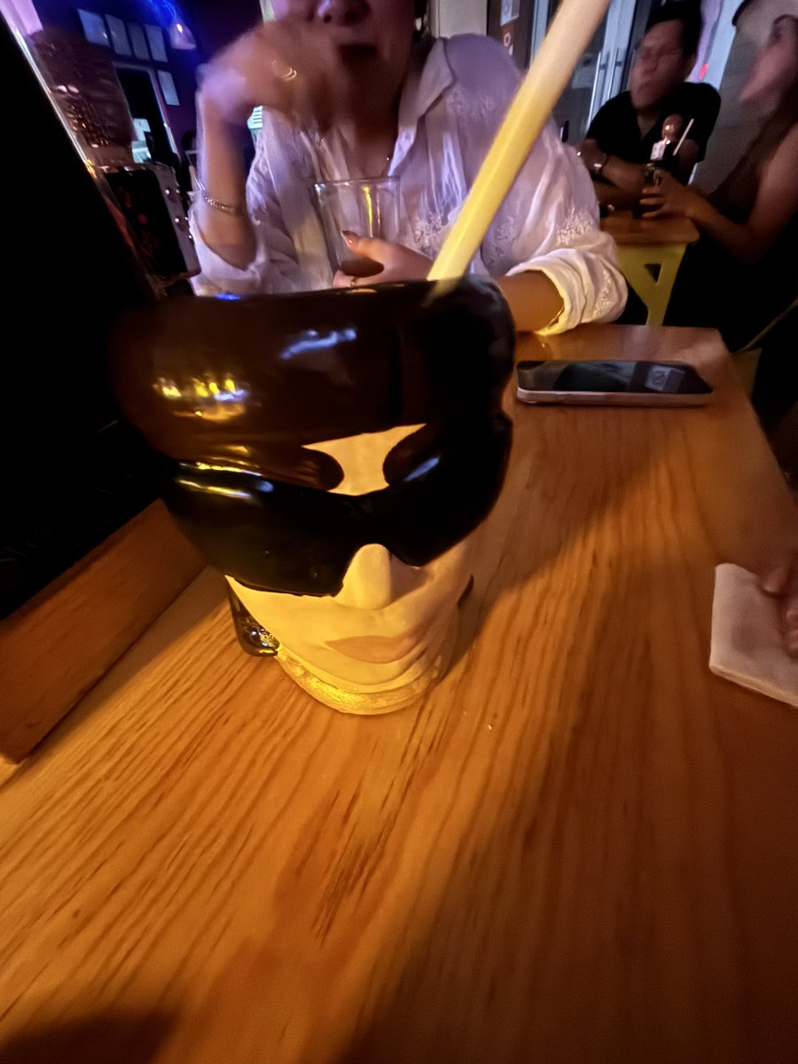 Ximhjn's tweet photo. Ayer mi amiga cumplió años y le dieron un vaso d peso pluma https://t.co/CsCCFieGRt