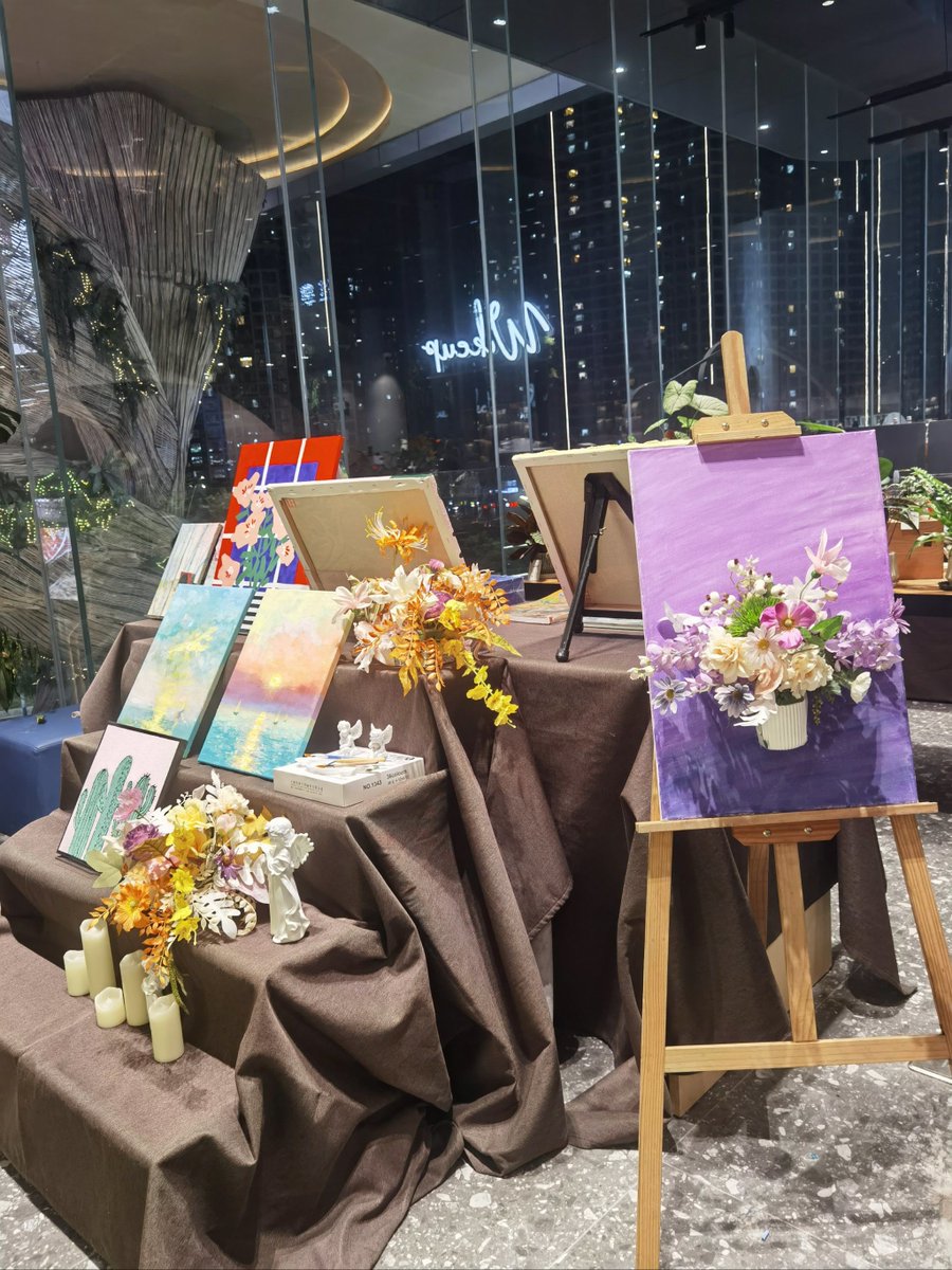 Judy04347118's tweet photo. 周末躲进「城市迷你艺术展」，画框里的花偷偷开了，摸得到的色彩比朋友圈更鲜活 https://t.co/x9VKdslzxA