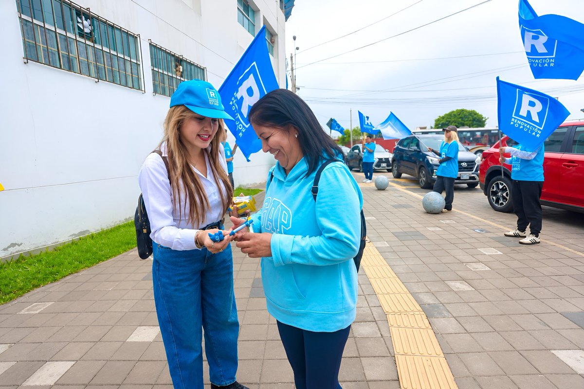 NancyVizurraga's tweet photo. Hoy, como siempre lo he venido haciendo, recorro las calles como una vecina más, comprometida con una campaña limpia, cercana y basada en el respeto.
Quiero llevar mi experiencia a la Municipalidad de Lima y ganarme la confianza de cada vecino.
#ConstruimosConfianza #MarcaRR https://t.co/tDModbRcjO