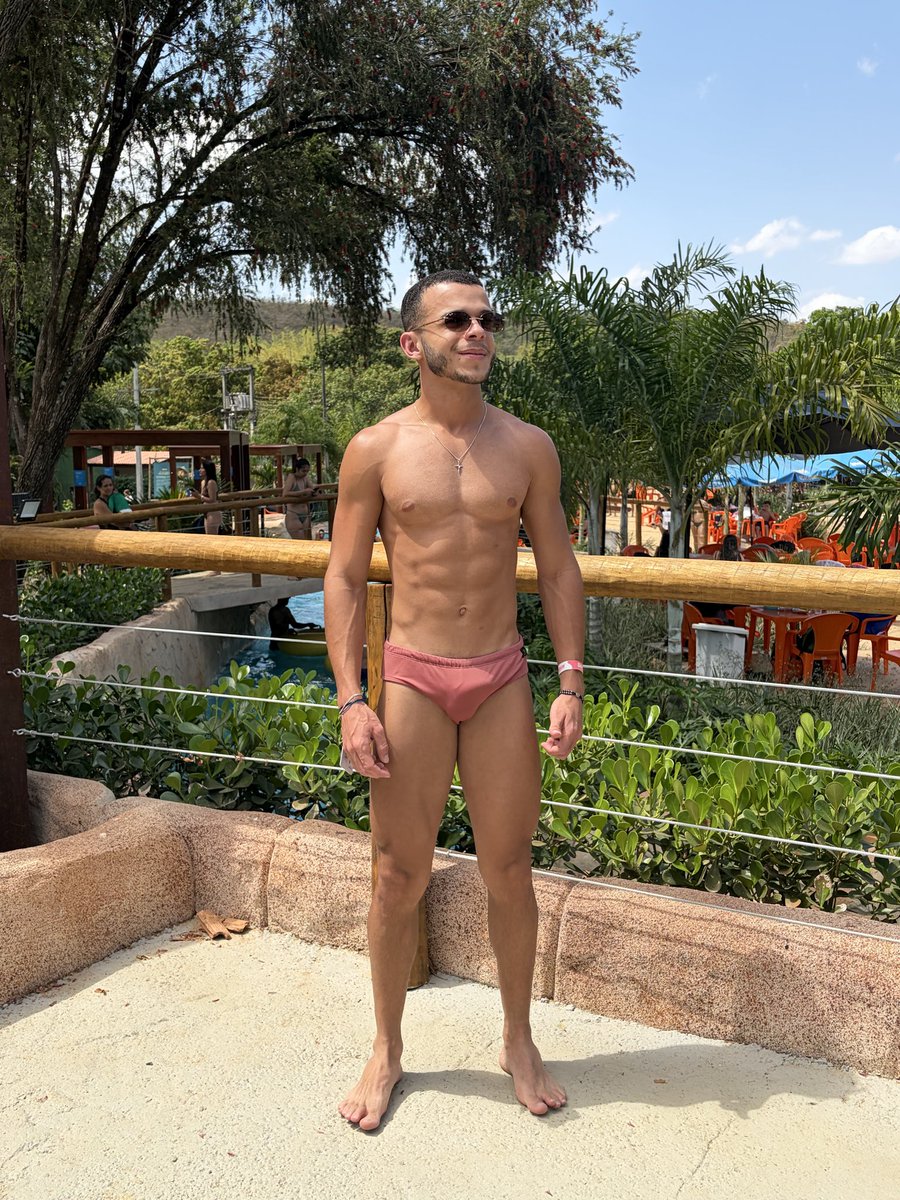 plsaradinho's tweet photo. Setembro chegou chegando… 🔋���️
#sunga #sol #piscina #boy https://t.co/wWmK1HAKse