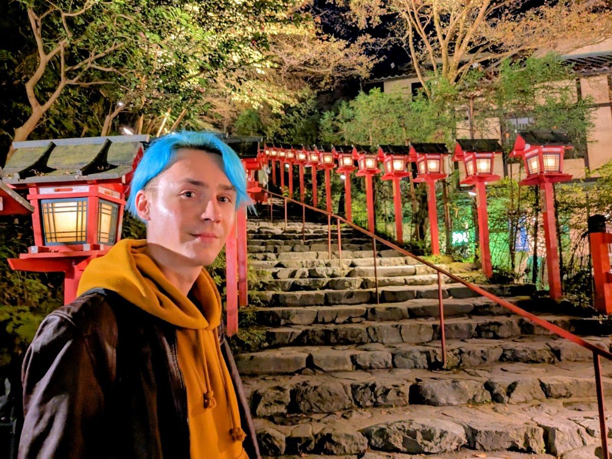 ArturGalata's tweet photo. 神社に許可も取らず、鳥居の前で勝手にダンスを撮影する外国人と、神社側の許可を得て境内で催しとして踊るのは、全く意味が違うと思ってますが、それを「どちらも同じ」と一緒のように捉える人を見ていると、そりゃ世の中から争いはなくならんなぁと思った。価値観とは人それぞれだなぁ。 https://t.co/RPcsZRW4FC