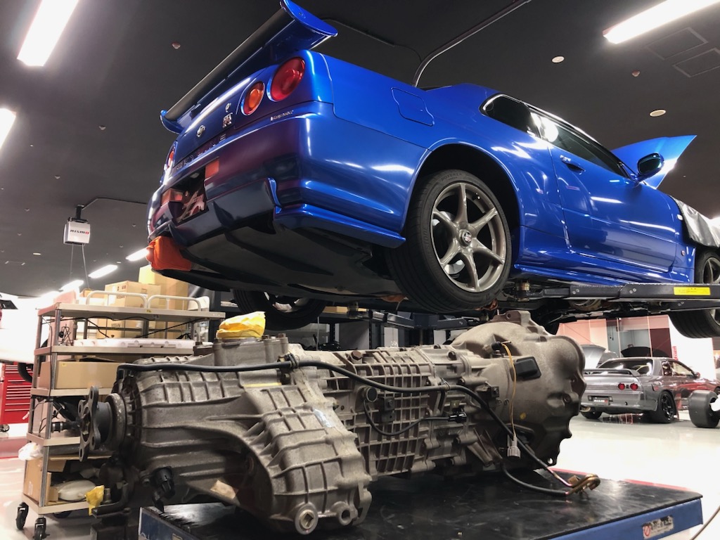 NISMO_JP's tweet photo. 【大森ファクトリーブログ】

#BNR34 がリフトにセットアップされていました

今回の作業はスポーツクラッチキットへの交換です

こちらのオーナー様は、2009年からメンテナンス等でご入庫いただいています！

▼詳細はこちら
https://t.co/VzNlH1o8Em

#大森ファクトリー
#NISMO https://t.co/boDGLACTzg