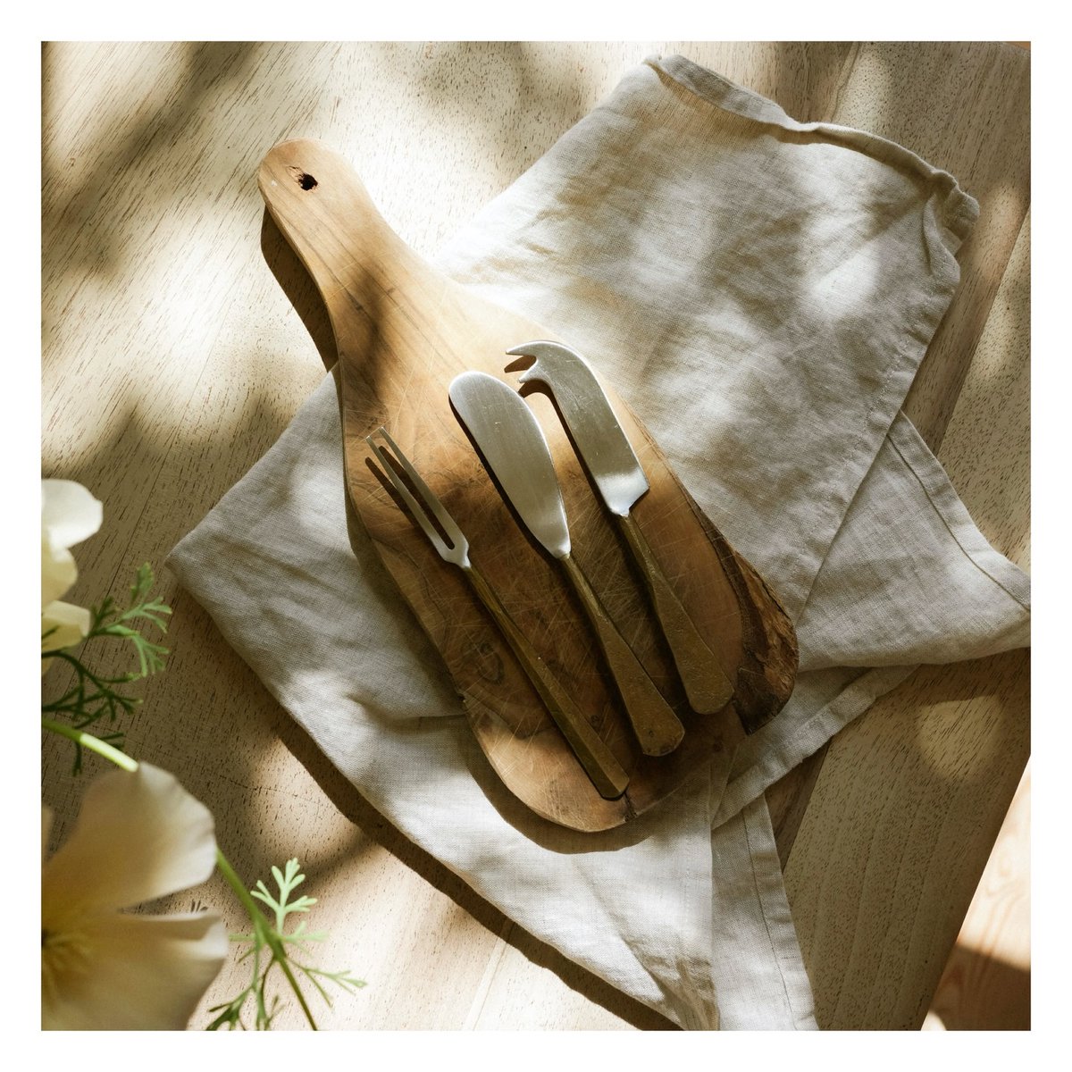 oftheangels_'s tweet photo. Gift set crafted from stainless steel with iron handles in a brass finish. Includes a butter knife, cheese knife, and pickle fork in a cotton bag. A thoughtful gift for any foodie. https://t.co/SkrGLW9OKs