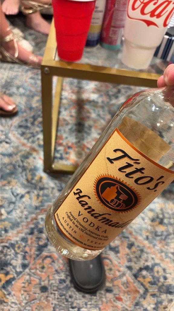 Bagmaxerchad's tweet photo. Almost done with my first drink, might have 3-4 more. #bottles #lank #ngcallin https://t.co/OaksE1pUJm