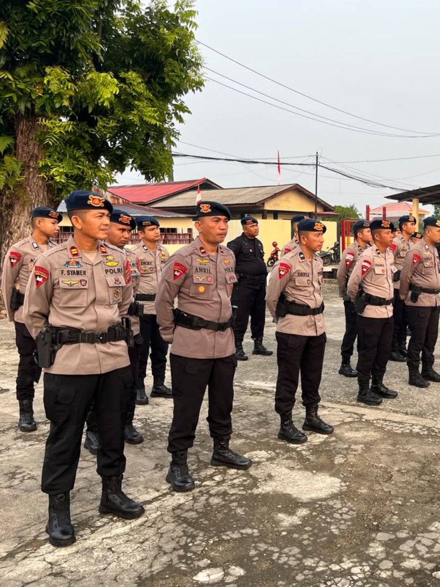 Geganasumbar's tweet photo. Wadanden Gegana Kompol Tomi Harianto, S.H.,M.H. pimpin apel pagi di Mako Dengegana Satbrimob Polda Sumbar dan arahkan personel agar tetap menjaga dan meningkatkan kemampuan Gegana (Wanteror, Jibom, KBRN dan Bantis).

#geganapresisiuntukmasyarakat
#brimobuntuknusadanbangsa
#polri https://t.co/VAYk82rKnL
