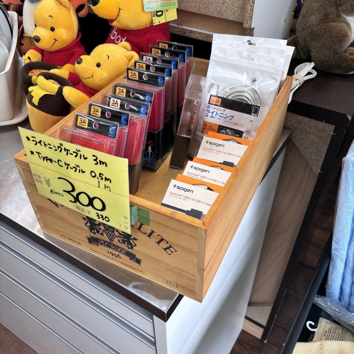 kaitoriGO's tweet photo. 買取GO！！栄和店です❤️‍🔥

雨が続いており、店内が少し狭くなっていますが営業しております🈺

お店には雑貨や小物がたくさん置いてあります！
また、シェルフやチェストなどの棚類が店内に複数ございます。

ジモティーもぜひご覧くださいね
#さいたま市
#さいたま市桜区
#埼玉
#リサイクルショップ https://t.co/d5dVxLSU8K